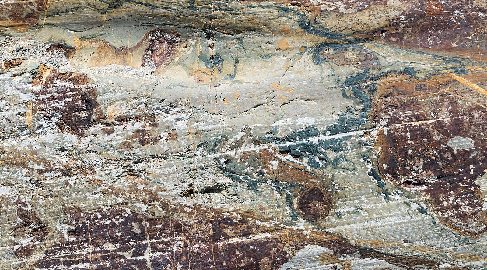 Ein von Gletscherschliff gezeichneter Fels, der an ein Fresko erinnert.